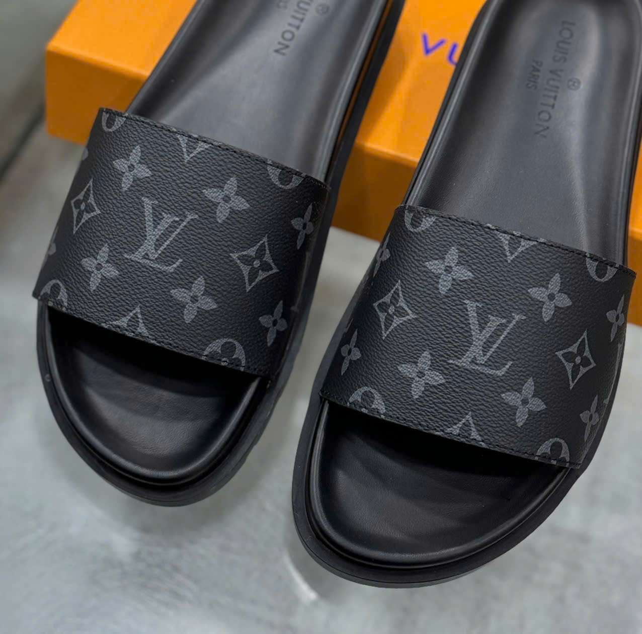 Dép lê quai ngang Louis Vuitton LV Đen họa tiết hoa vân logo LV Xám Like Auth on web fullbox bill thẻ DDT